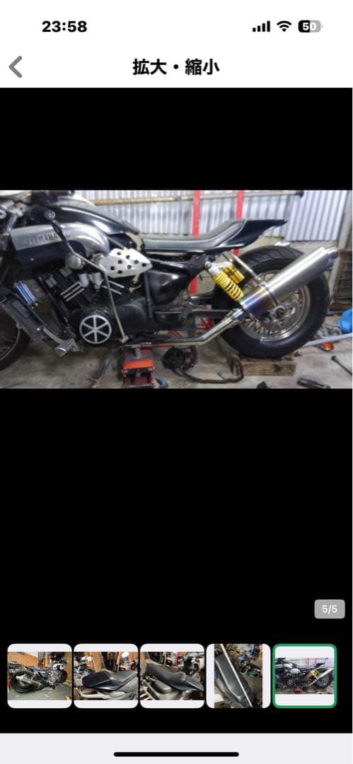 黒いバイクトラッカーシート