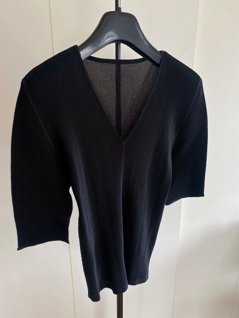 PLEATS PLEASE ブラック Vネック 半袖 トップス