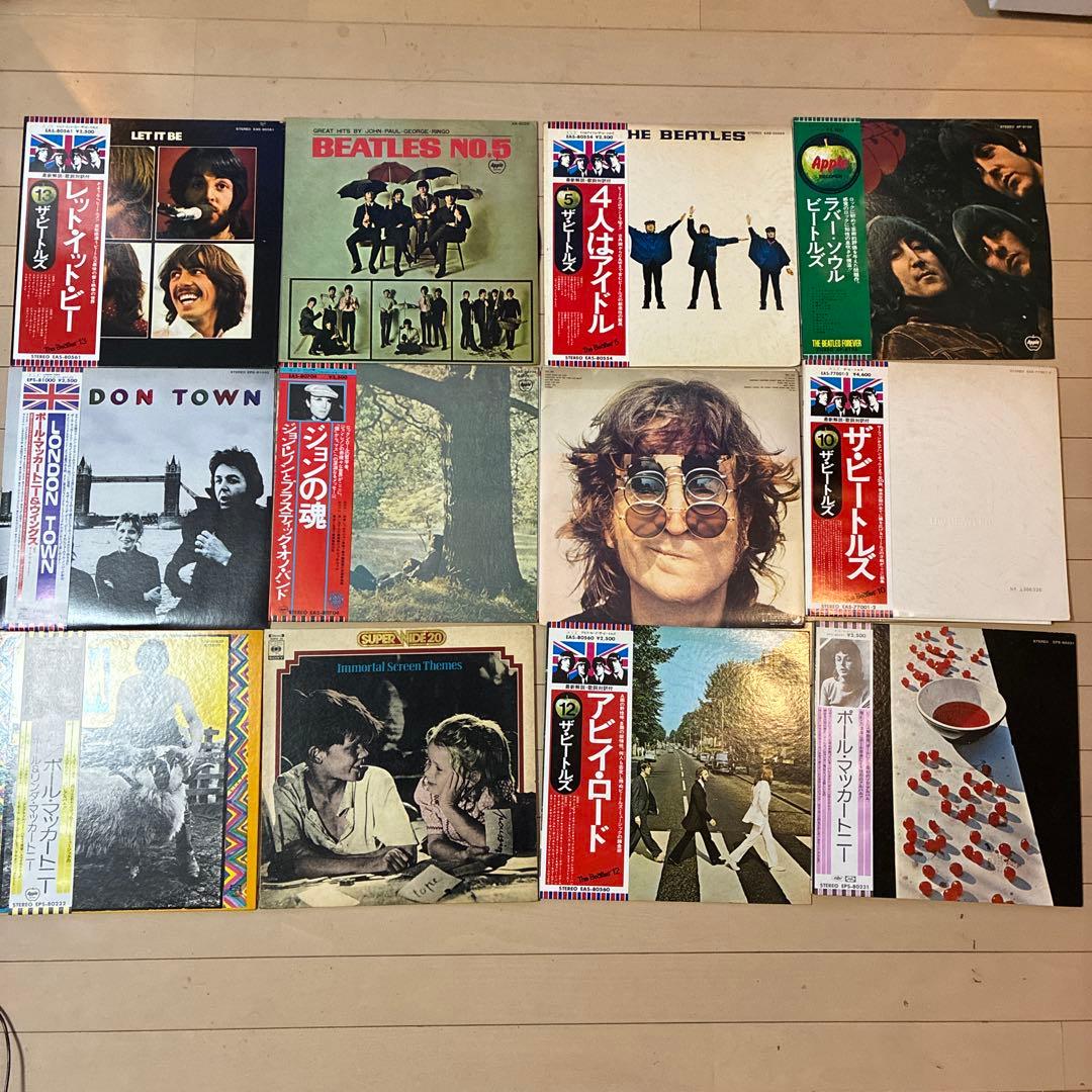 ビートルズの11枚のレコードと別のレコード一枚のセット
