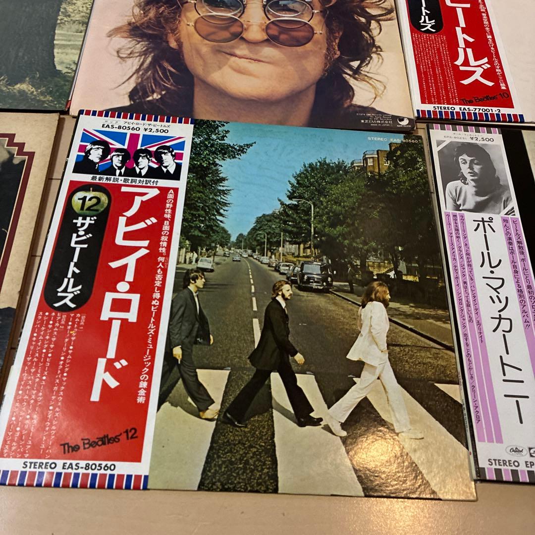 ビートルズの11枚のレコードと別のレコード一枚のセット