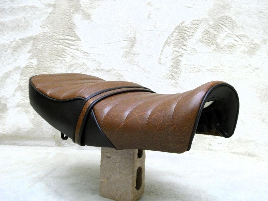 エイプ５０　タックロールシート 茶ツートン　/あんこ抜き キャブ車 完成品
