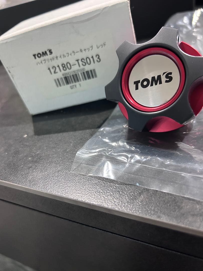 トムス　ハイブリッドオイルフィラーキャップ