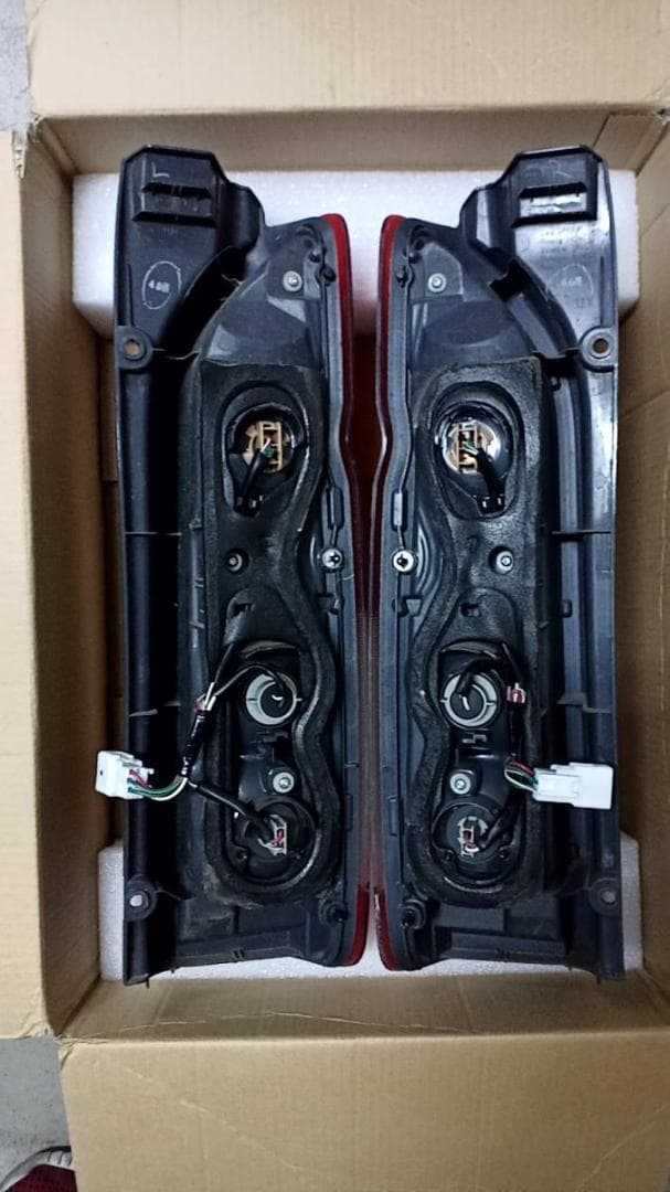 s*o様 200系ハイエースバン S-GL 純正クリスタルコンビテール 左右 新