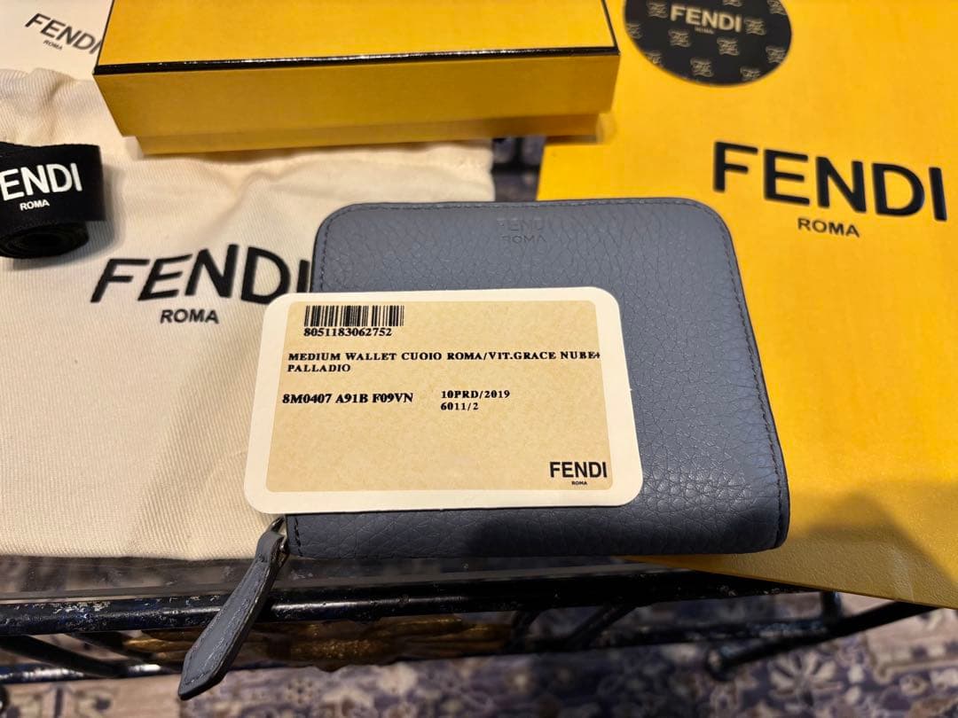 FENDI くすみブルー 二つ折り財布