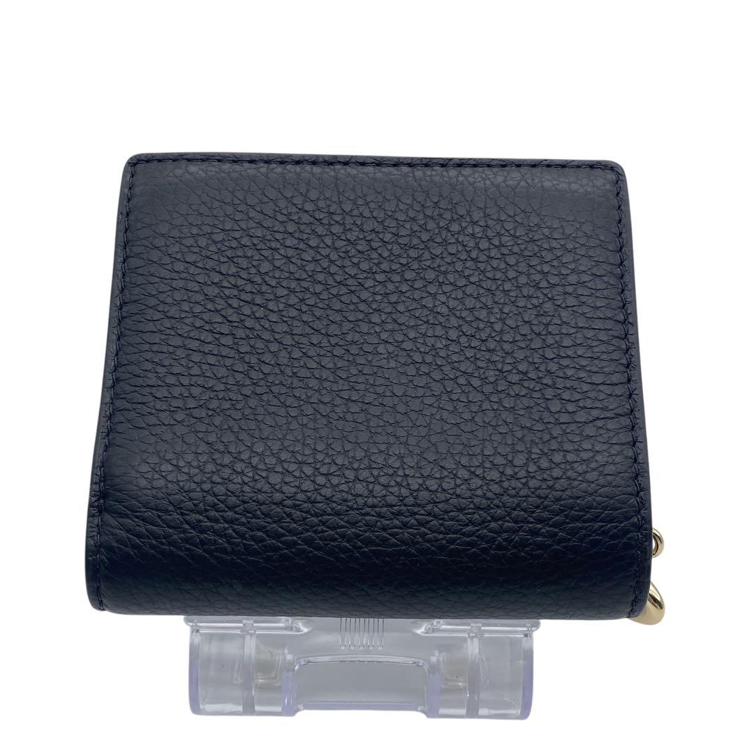 【未使用級】 COACH コーチ 二つ折り 財布 Cチャーム 現行 ブラック