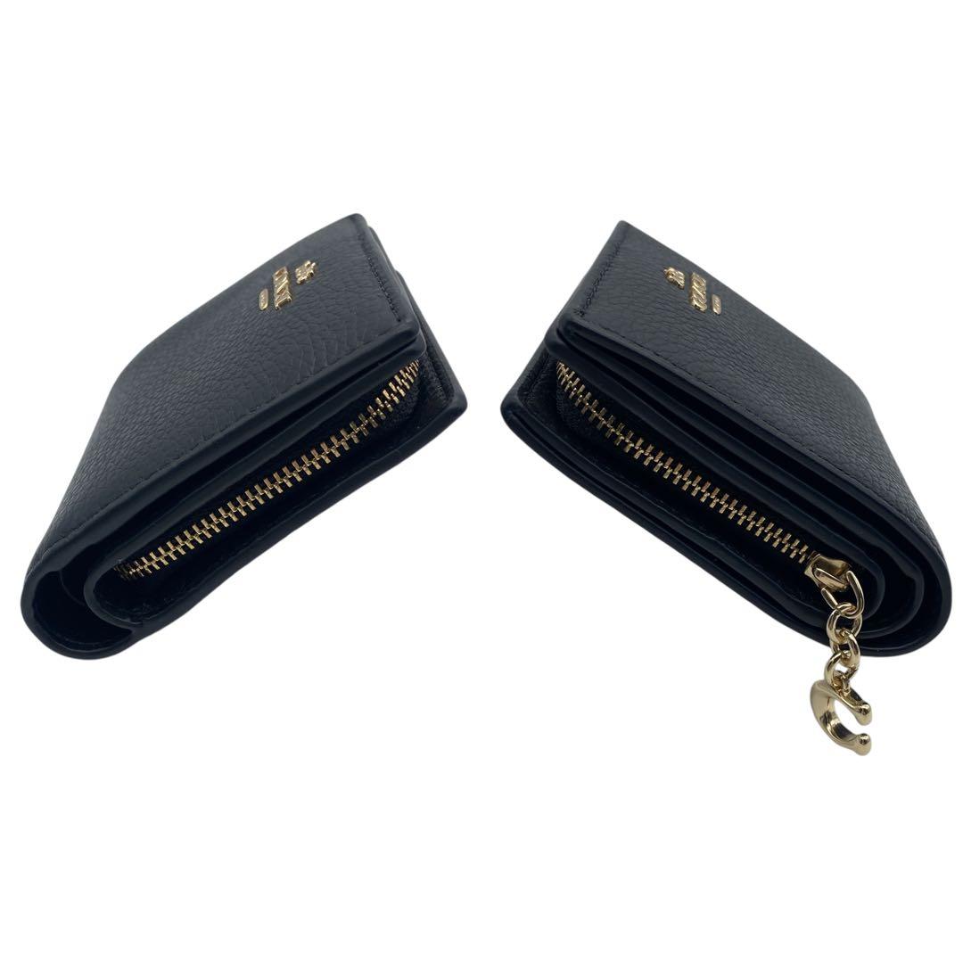 【未使用級】 COACH コーチ 二つ折り 財布 Cチャーム 現行 ブラック