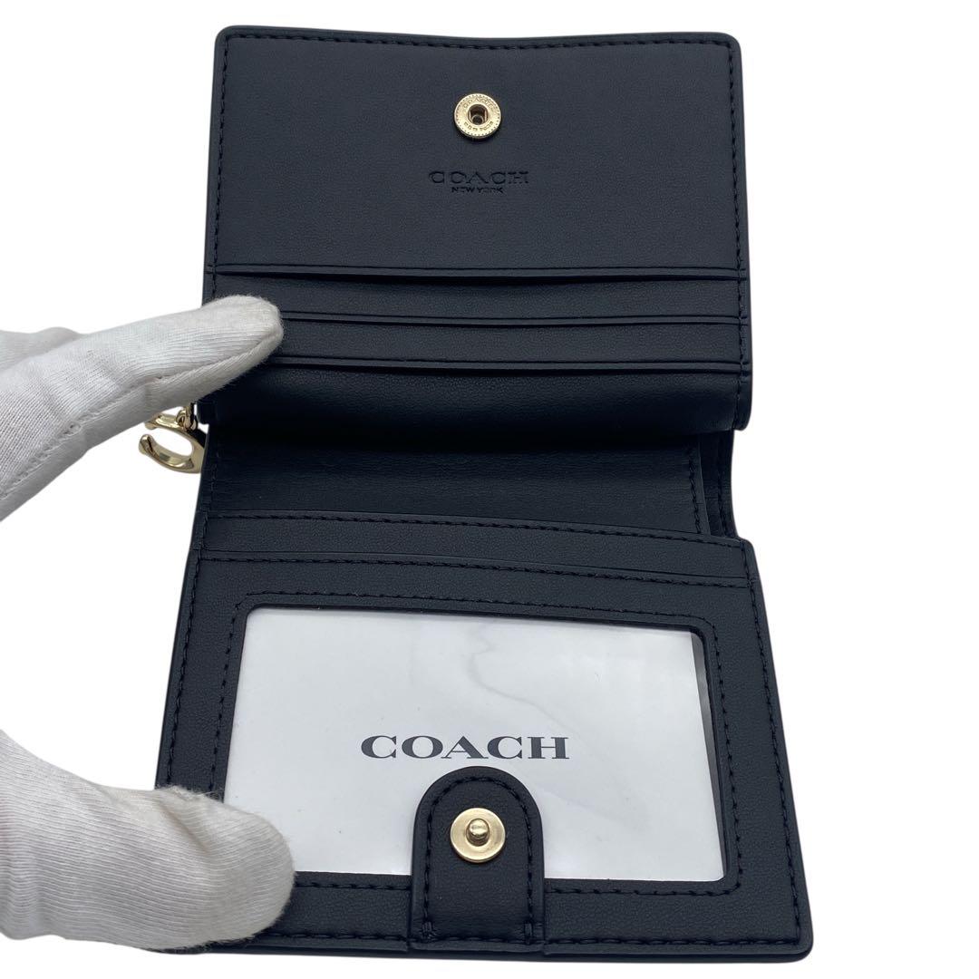【未使用級】 COACH コーチ 二つ折り 財布 Cチャーム 現行 ブラック