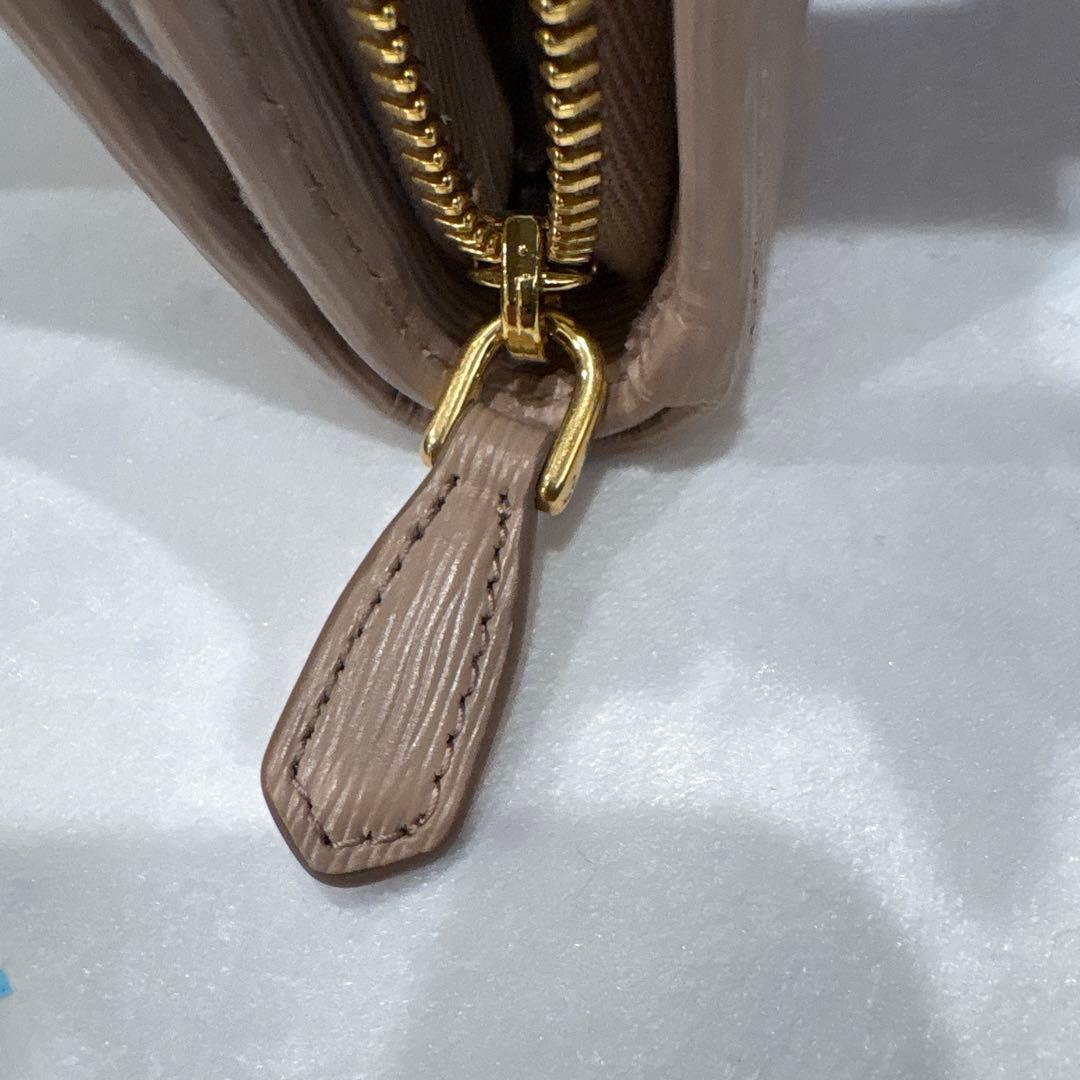 新品 プラダ サフィアーノ 1ML018 二つ折り財布 三角ロゴ 箱ショッパー付