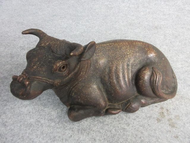備前焼牛の置物 [B26500]