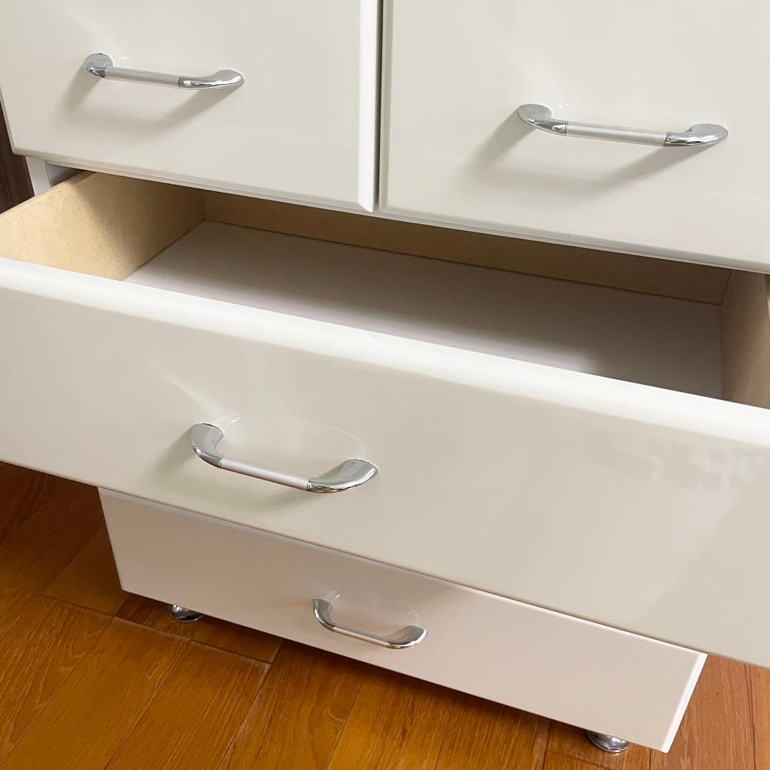 脚付きホワイトチェスト 4段収納 シンプル家具 幅59cm【送料込・たのメル便】
