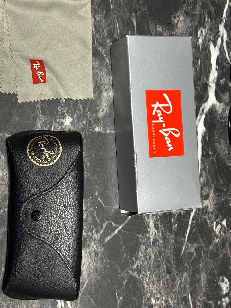 Ray-Ban ボストン型 サングラス 黒フレーム 青レンズ
