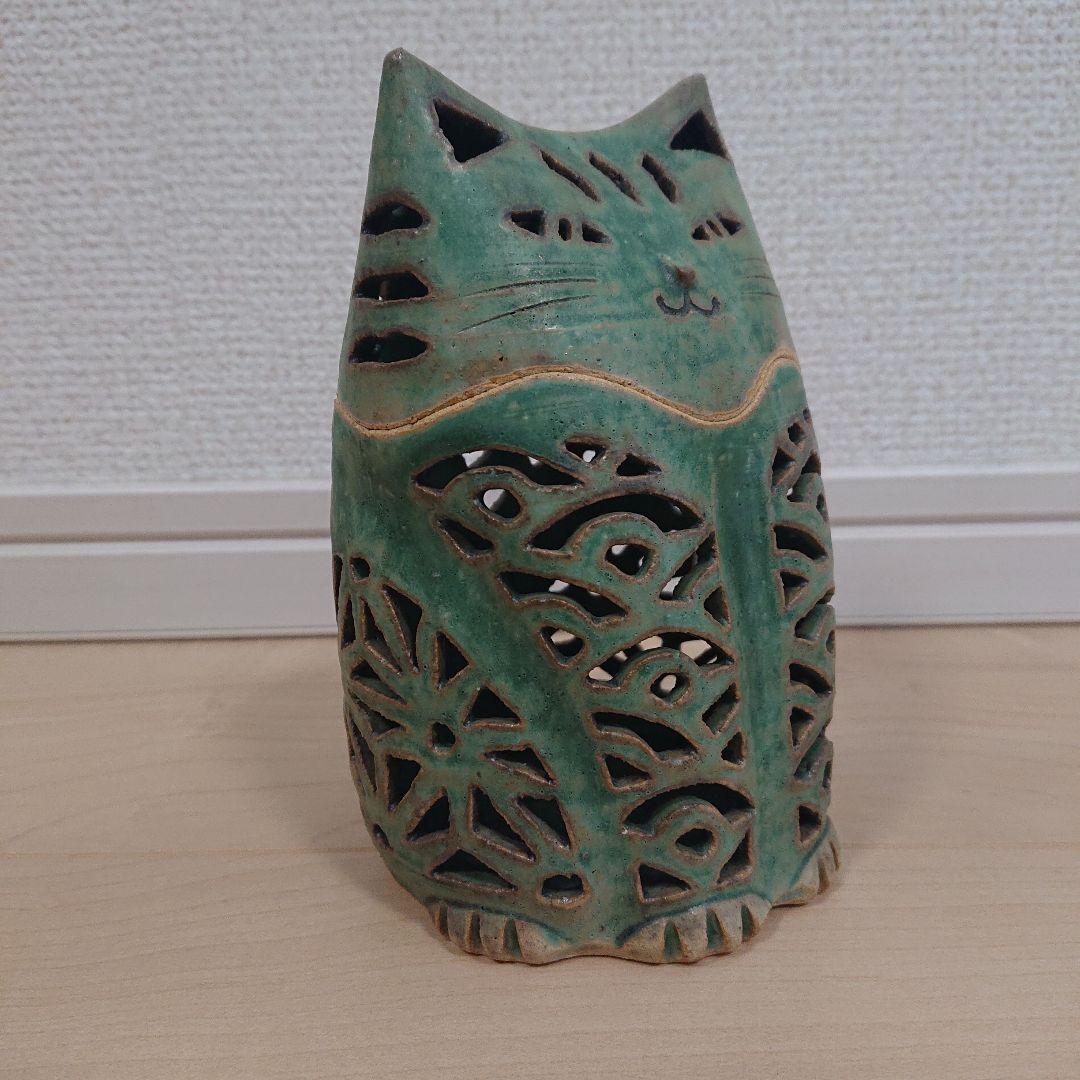 猫の形の陶器製置物　透かし彫り