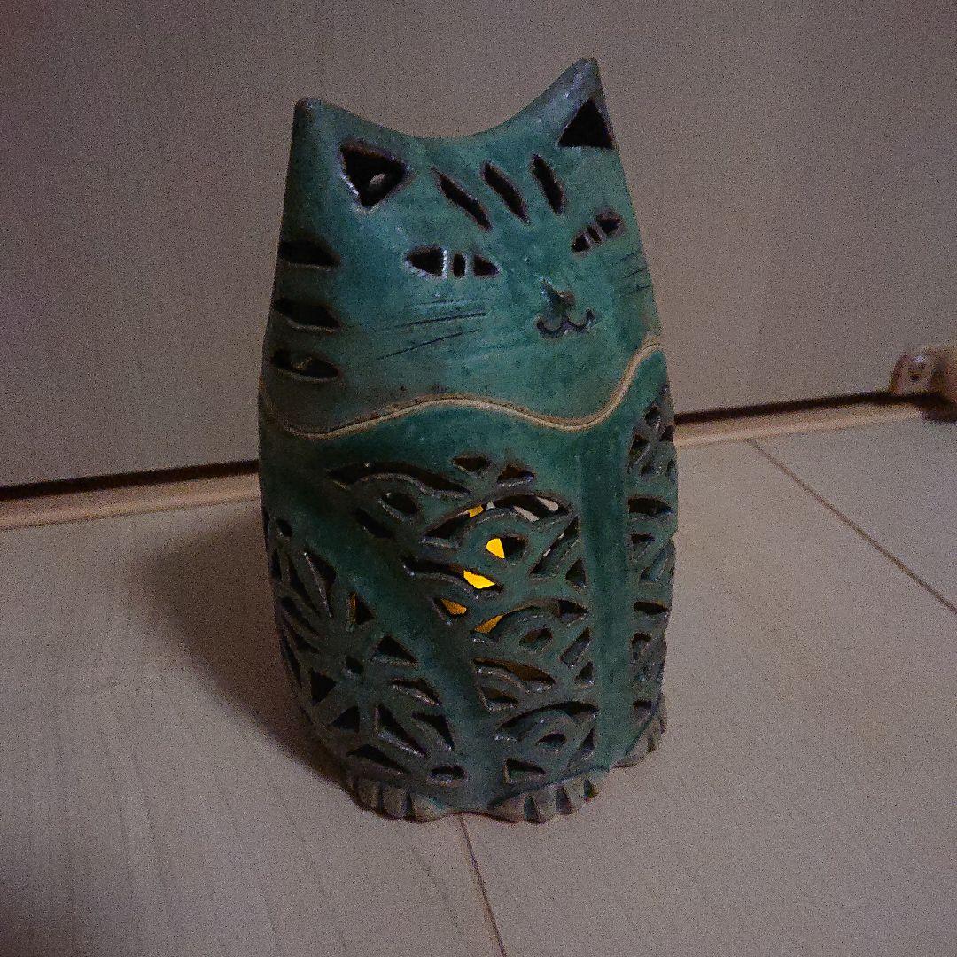 猫の形の陶器製置物　透かし彫り