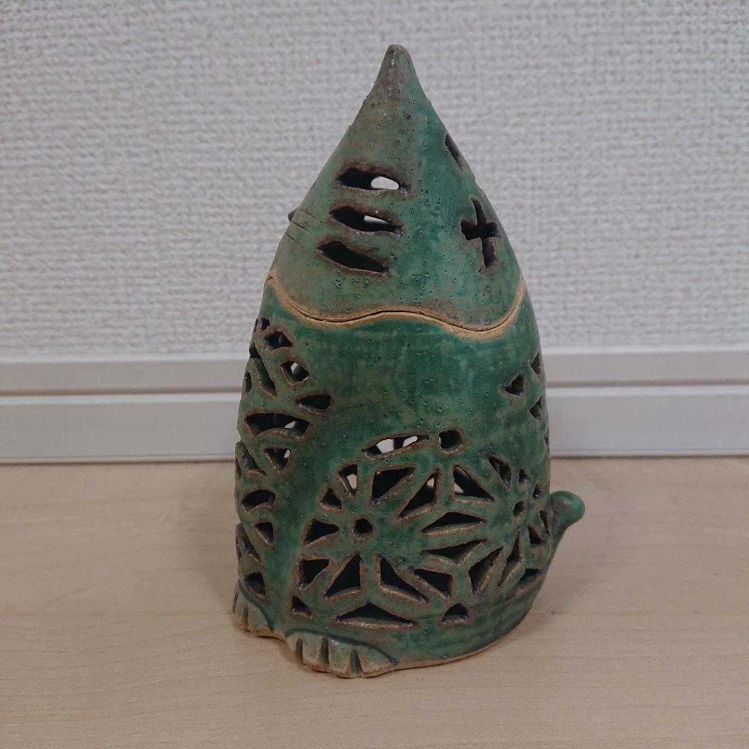 猫の形の陶器製置物　透かし彫り