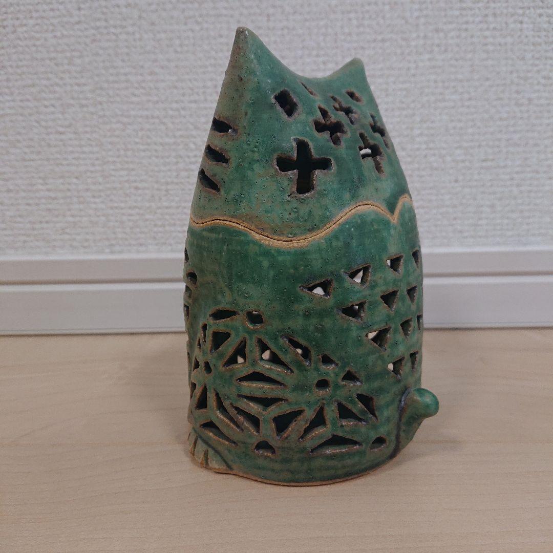 猫の形の陶器製置物　透かし彫り
