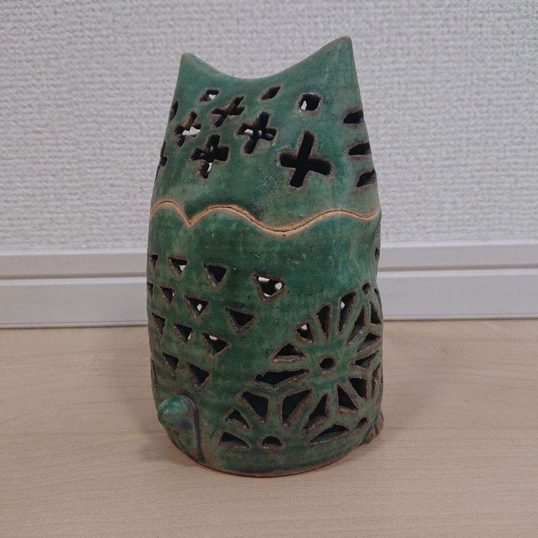 猫の形の陶器製置物　透かし彫り