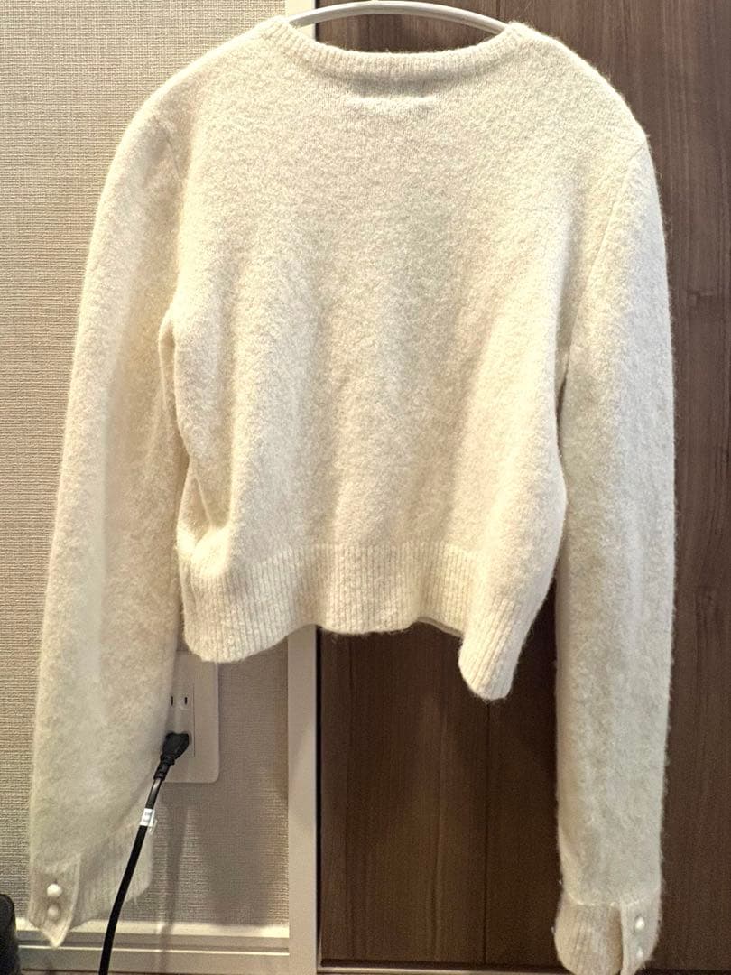 SATUR セター　ホワイト カーディガン 長袖　くるみボタン　ニット