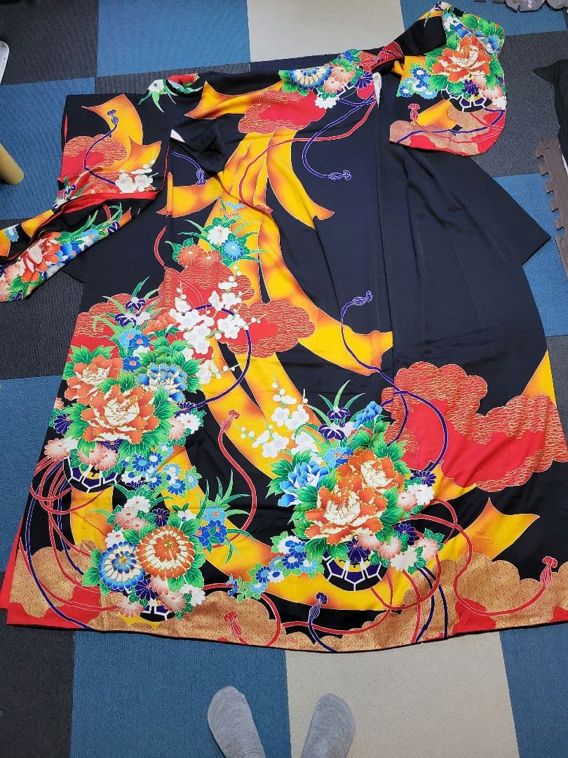 振袖 黒字に金刺繍