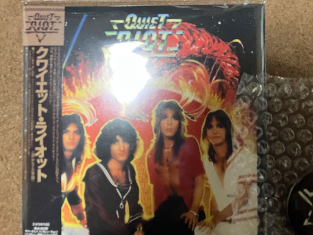Quiet Riot 1st.2nd CD＋ブックレット・バッジ2個　収納box