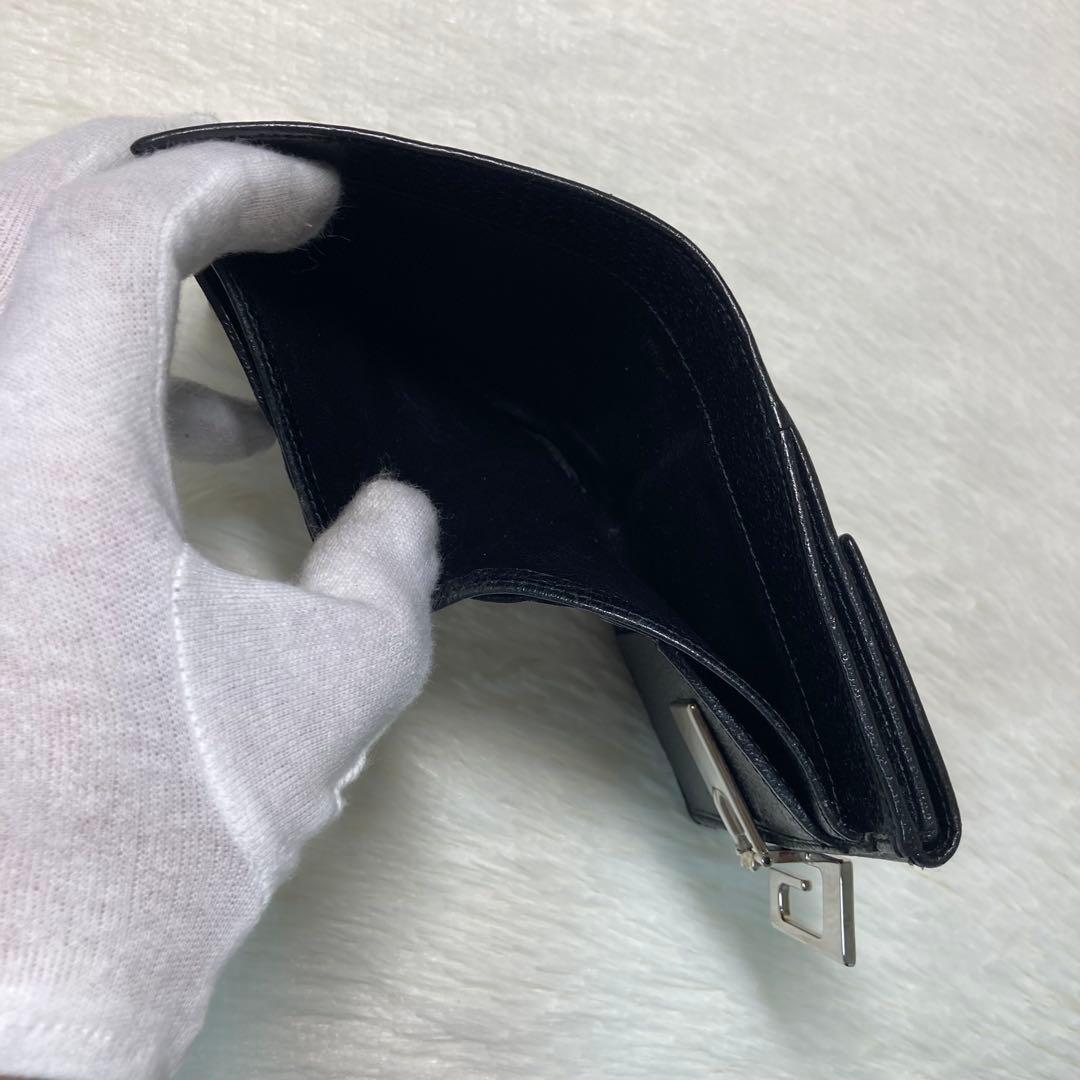 お買い得品　美品　GUCCI グッチ　二つ折り　財布　シルバー　金具　黒　レザー
