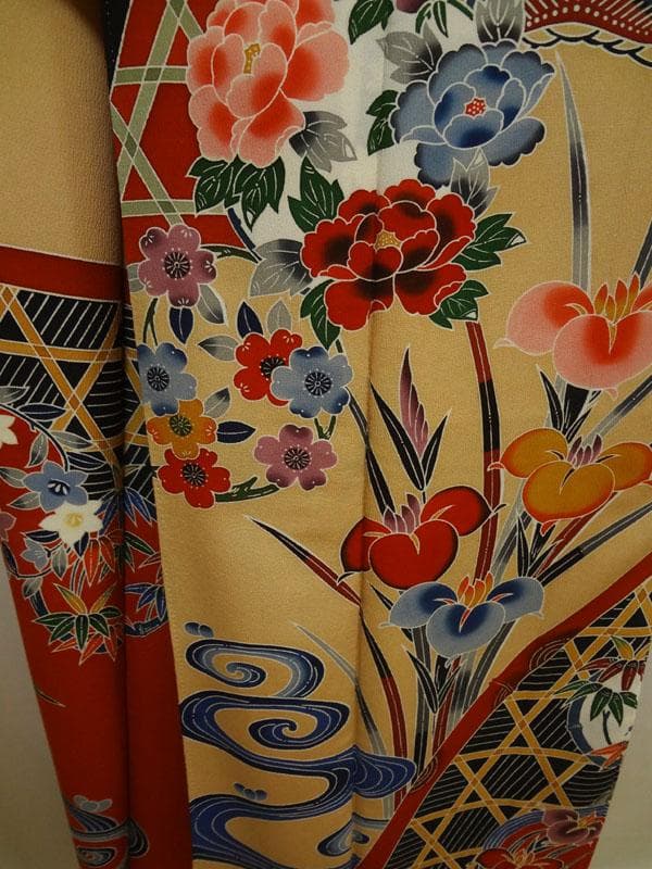 落ち着いた黄色と赤色に紅型調　振袖