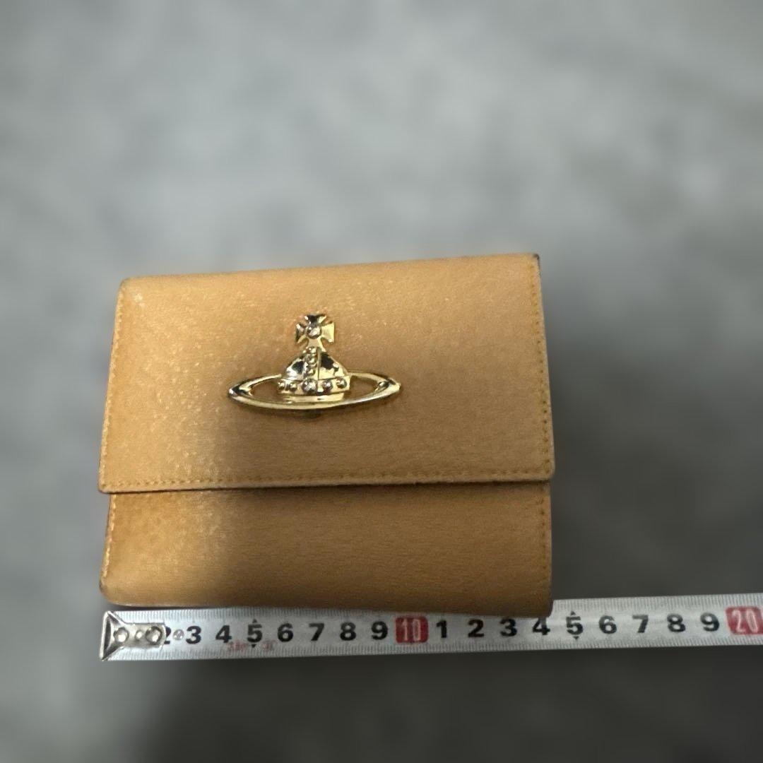 Vivienne Westwoodベージュ 三つ折り財布 金色ロゴ付き