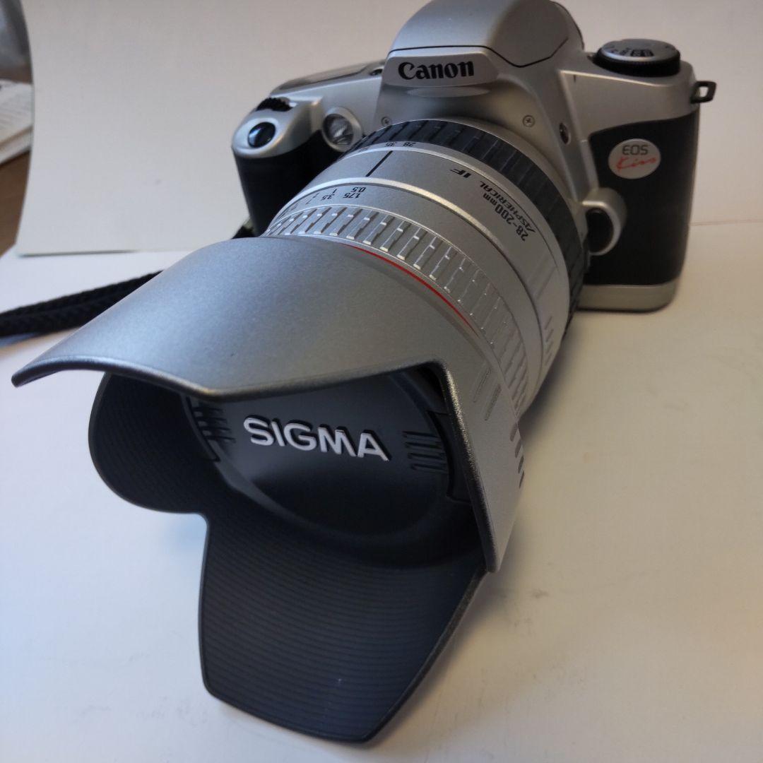 Canon 一眼レフフィルムカメラ EOS Kiss レンズ付き。