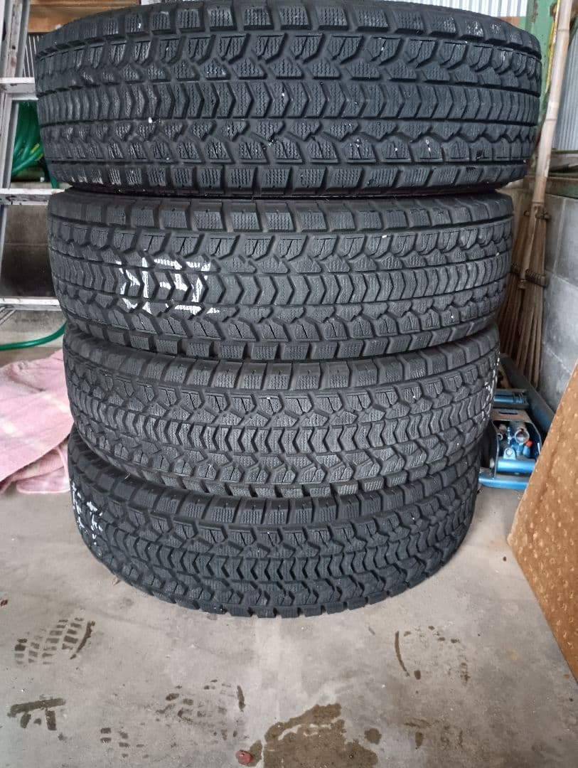 DUNLOP グランドトレック 235/80R16 スタッドレス
