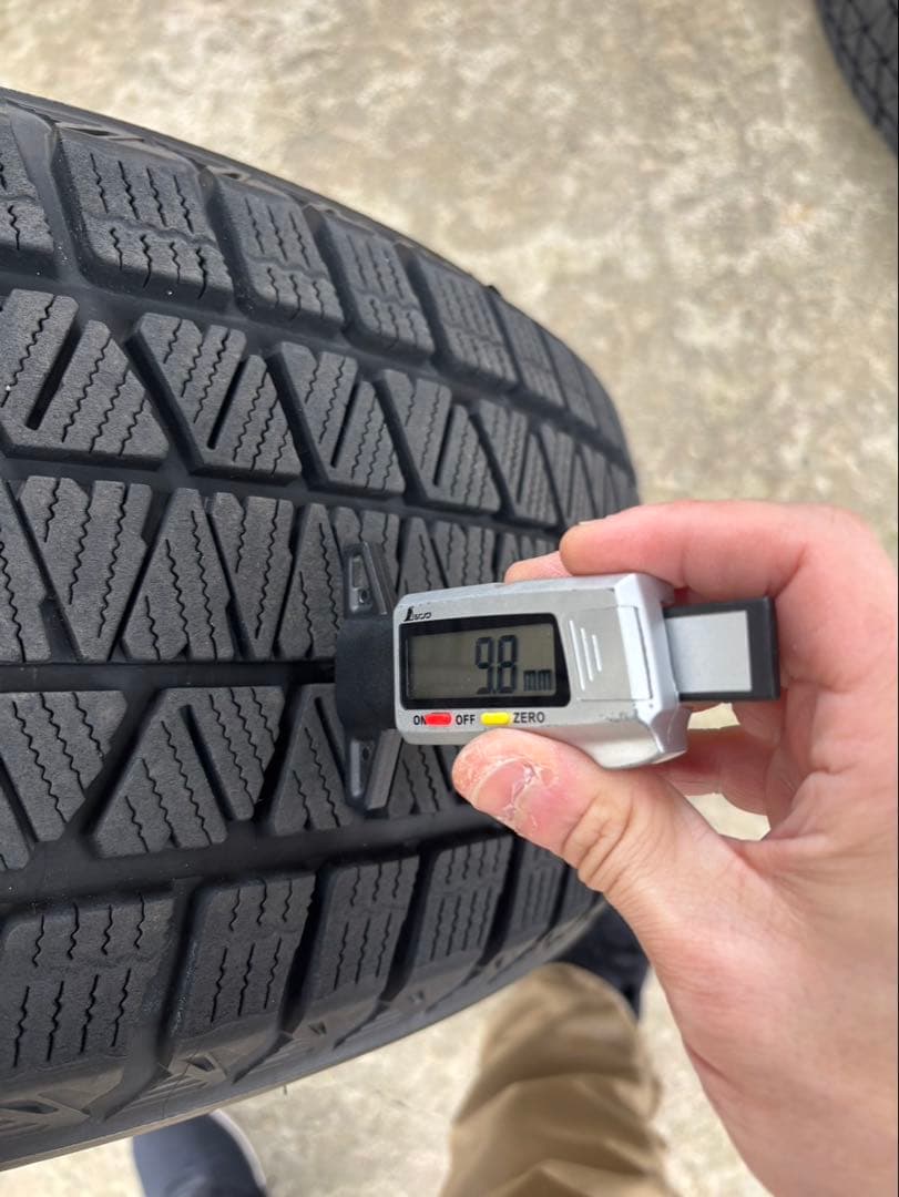 ブリヂストンスタッドレス4本DM-V3 20インチ235/50R20