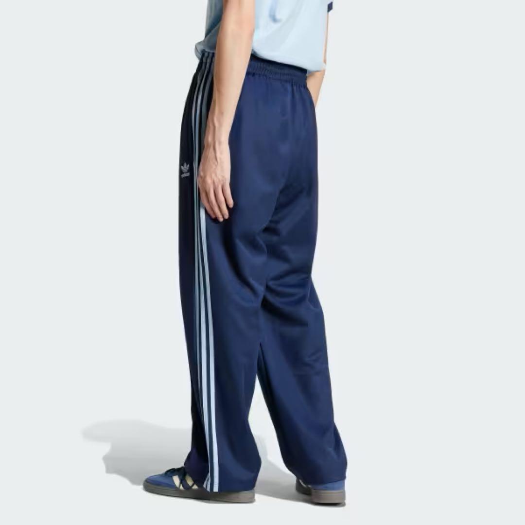 adidasアディカラー バギーフィット ファイヤーバードトラックパンツ