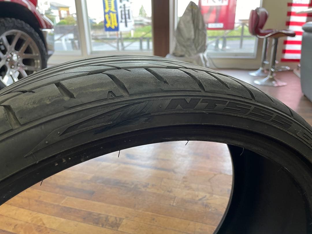 NITTO 255/30R21 6分山以上　2021年製造　側面一部ゴムえぐれ