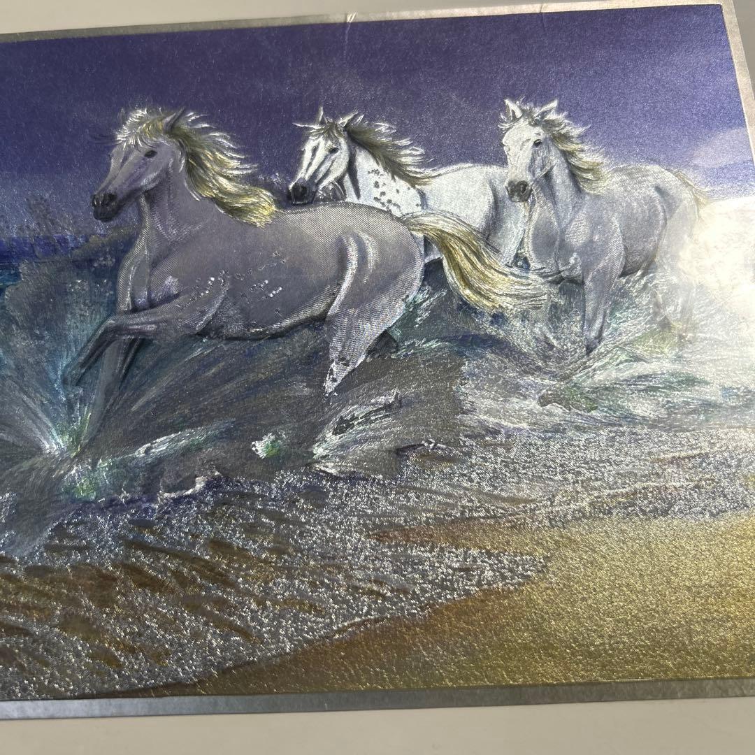 海で走る白馬のアート作品
