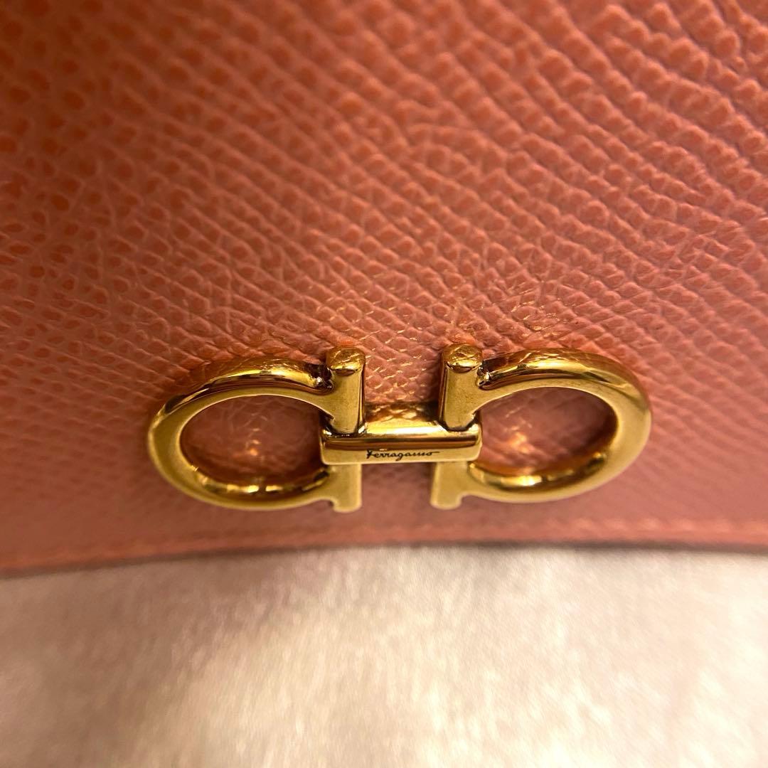 新品 Salvatore Ferragamo 二つ折り財布 ピンク ショッパー付