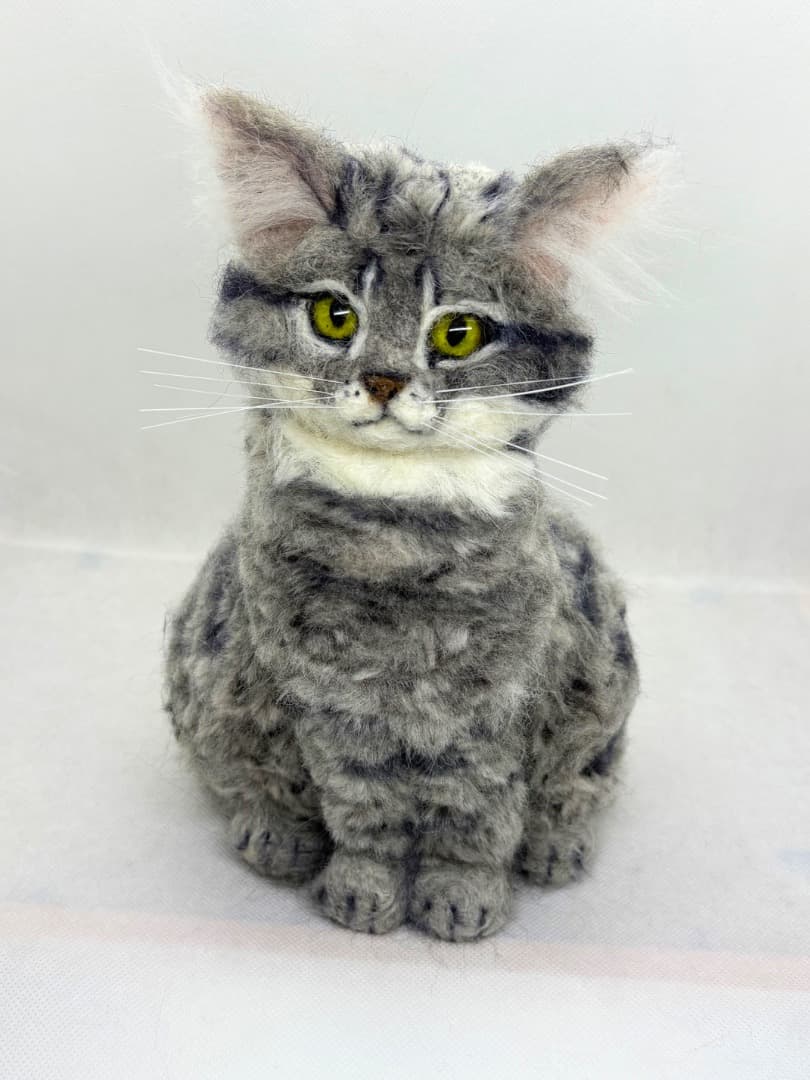 A猫 羊毛フェルト　ロボット掃除機に乗るサバトラ猫【ハンドメイド 猫