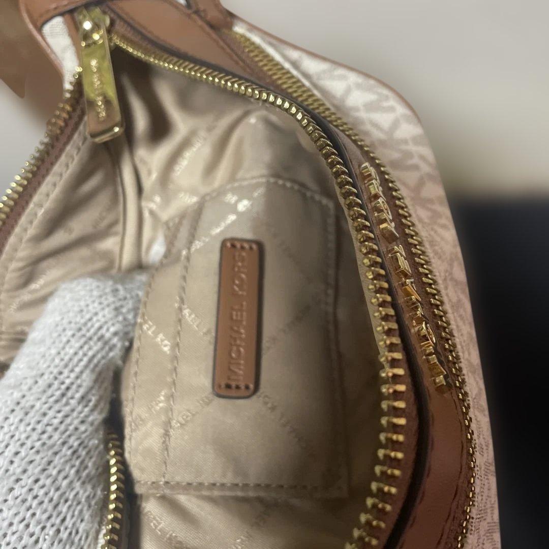 MICHAEL KORS （マイケルコース）ボディバッグホワイト✕ブラウン