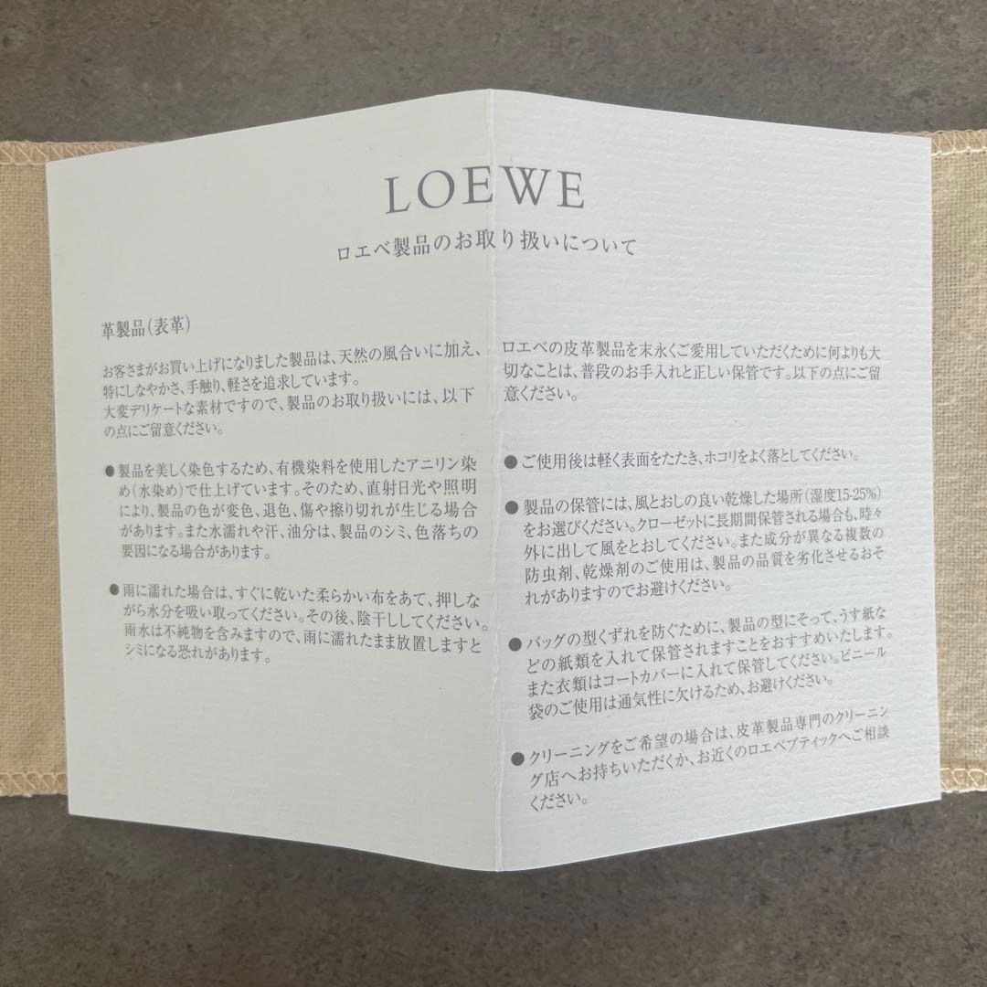 最終SALE【美品】LOEWE黒 レザー 二つ折り財布 エンボスロゴ