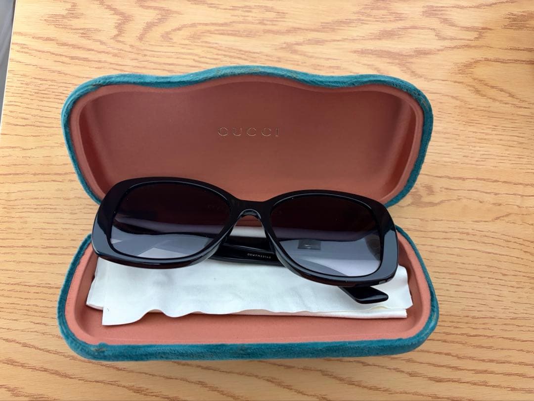 GUCCI ブラックサングラス ケース付き