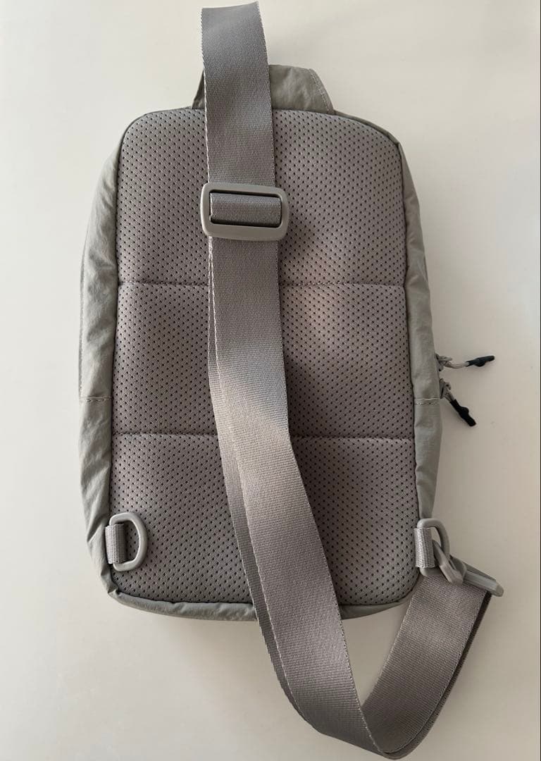 美品　 peak ボディバッグ