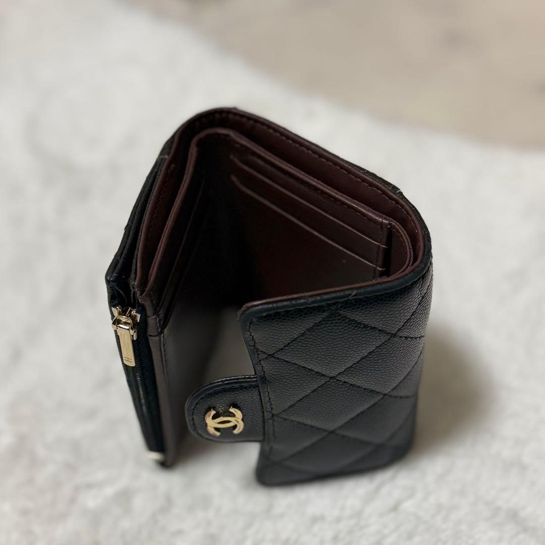 CHANEL 三つ折り財布 ブラック　キャビアスキン
