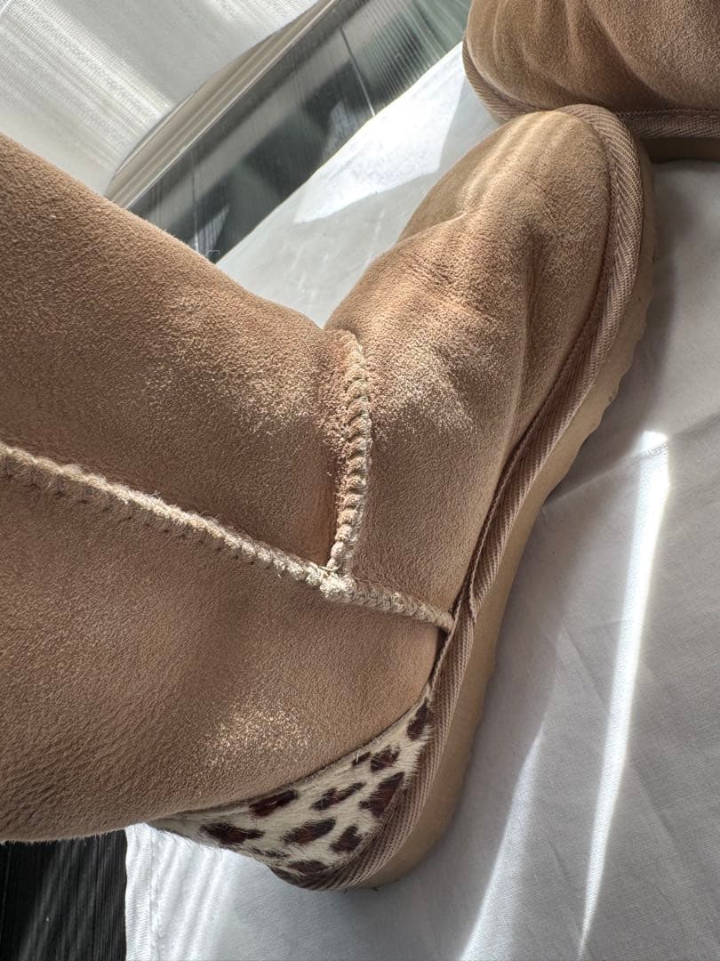 UGG ヒョウ柄アクセント ベージュムートンブーツ