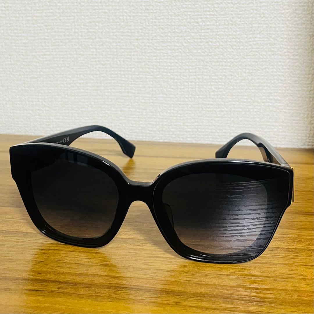 ブラック キャットアイ サングラス FE40098F