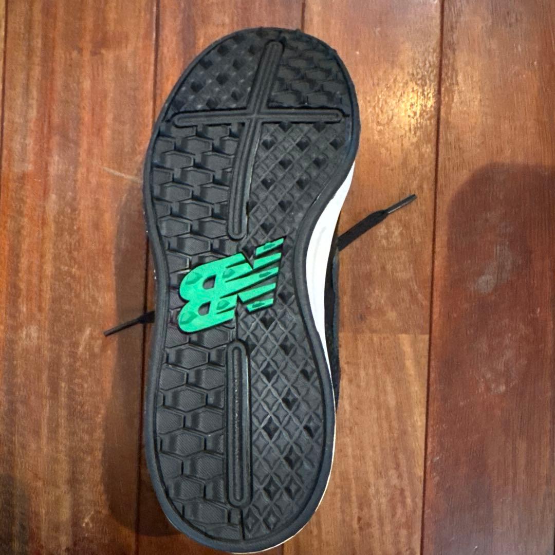 New Balance ブラックゴルフシューズ