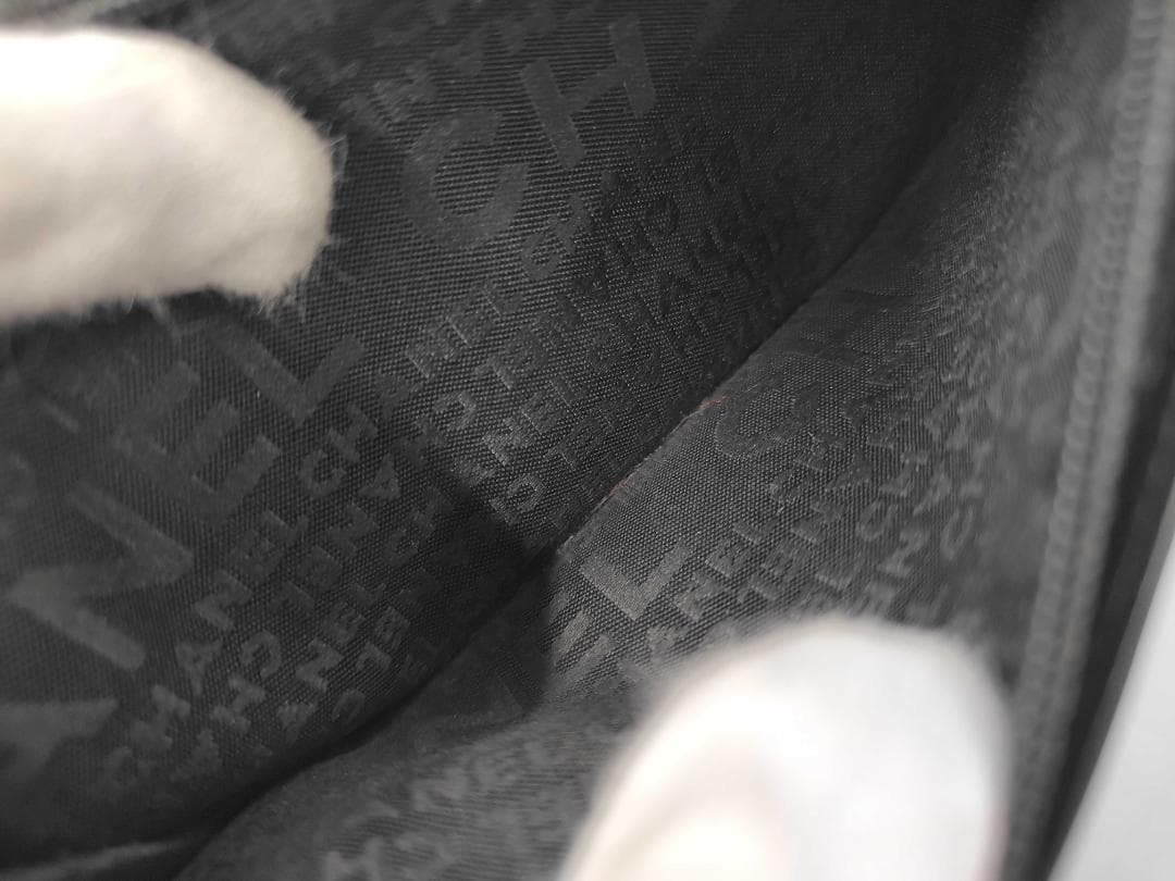 CHANEL シャネル　ブラック キルティング 二つ折り財布