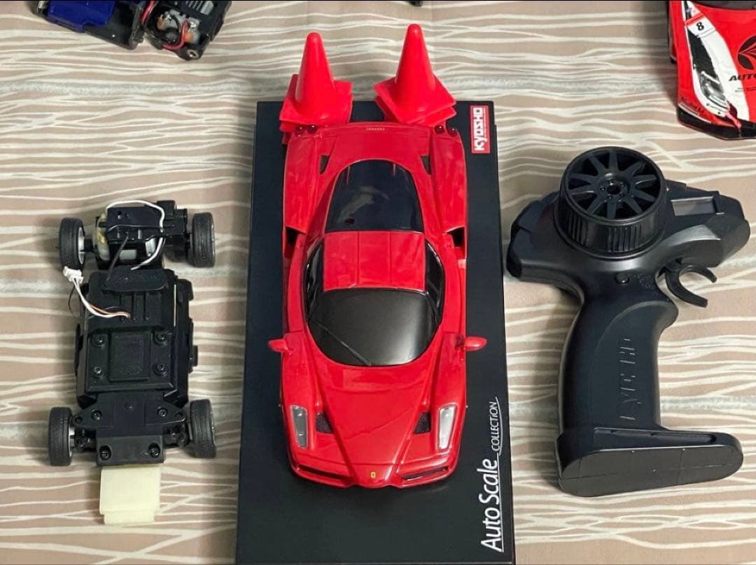 MINI-Z NissanとFerrari Enzoのラジコンカーセット。