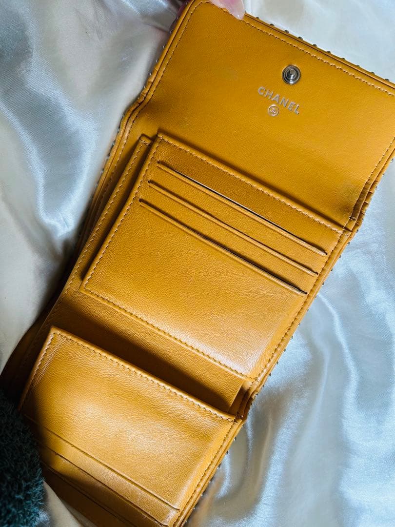 限定値下げ中！CHANEL 三つ折り財布 イエロー