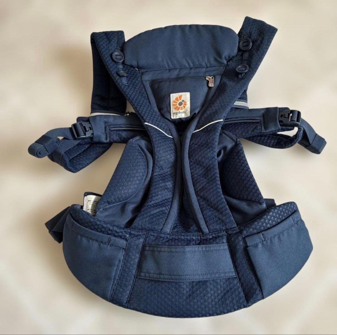 美品　エルゴオムニブリーズ　ミッドナイトブルー　ergobabyの抱っこ紐
