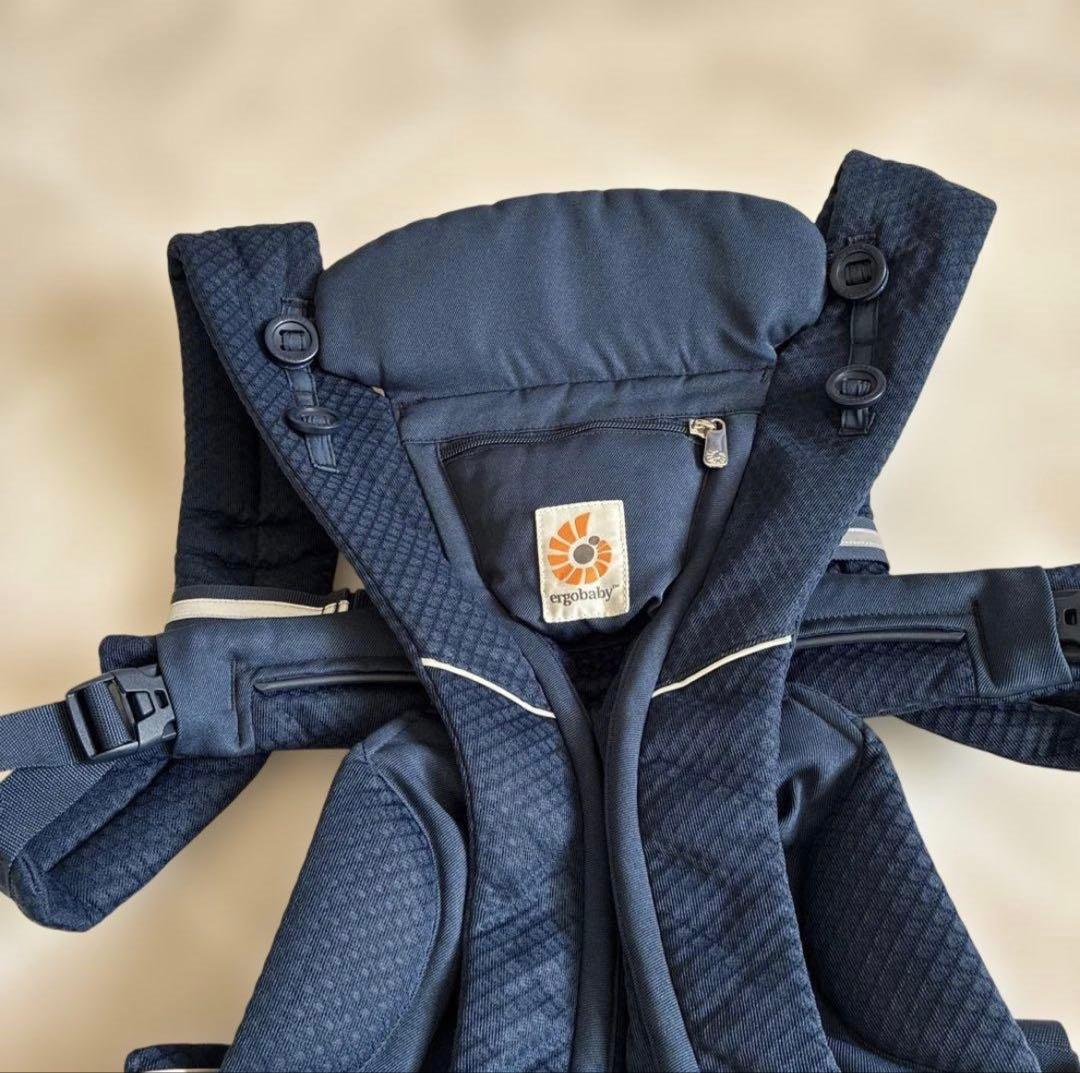 美品　エルゴオムニブリーズ　ミッドナイトブルー　ergobabyの抱っこ紐