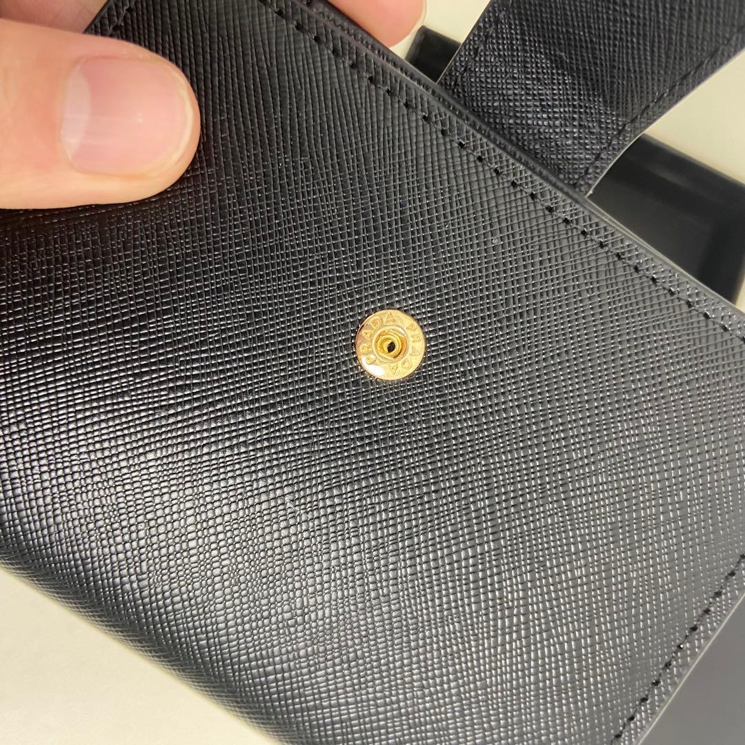 PRADA 高級ブラックレザー製 二つ折り財布