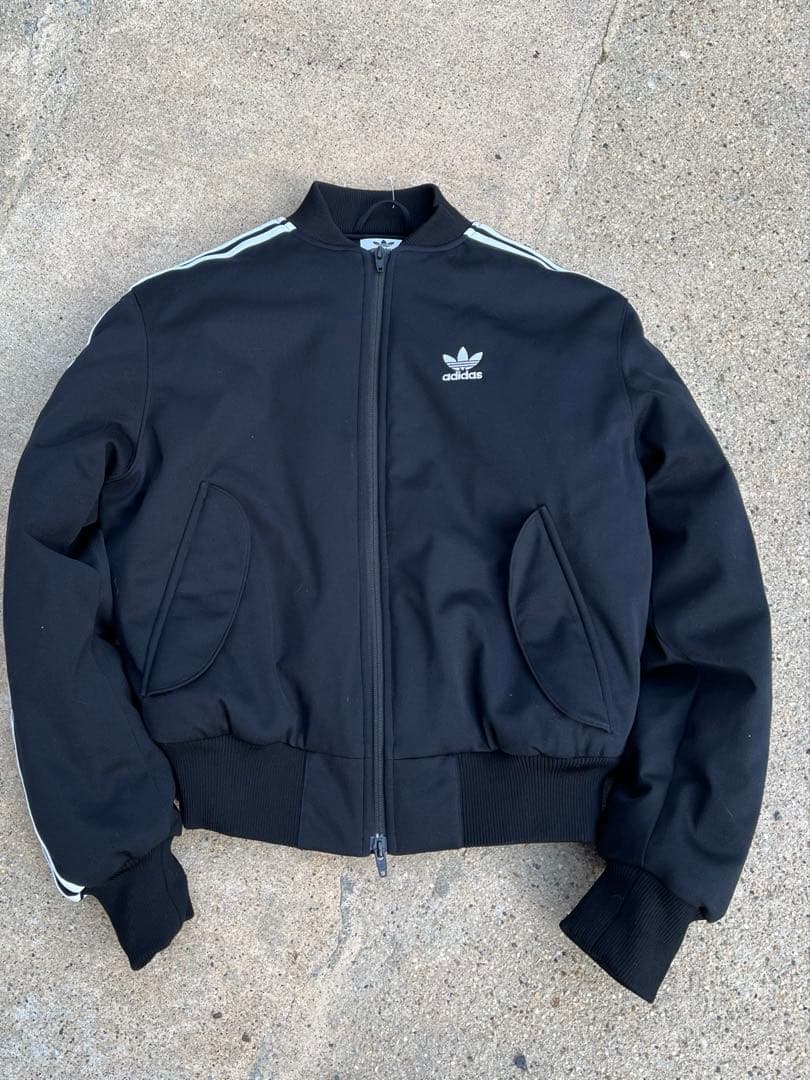 adidas トレフォイル刺繍ロゴ　ダブルジップ　中綿入りサイドライン　MA-1