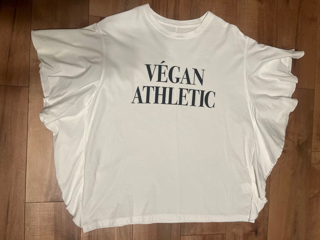 “VEGANATHLETIC\"ロゴフリルスリーブTシャツ